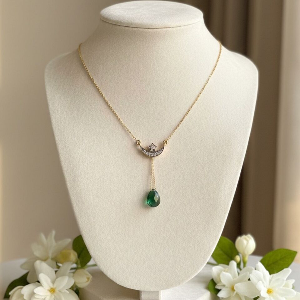 14 AYAR ÖZEL TASARIM 22 AYAR RENGİNDE YEŞİL TAŞLI AYYILDIZ DETAYLI ALTIN KOLYE