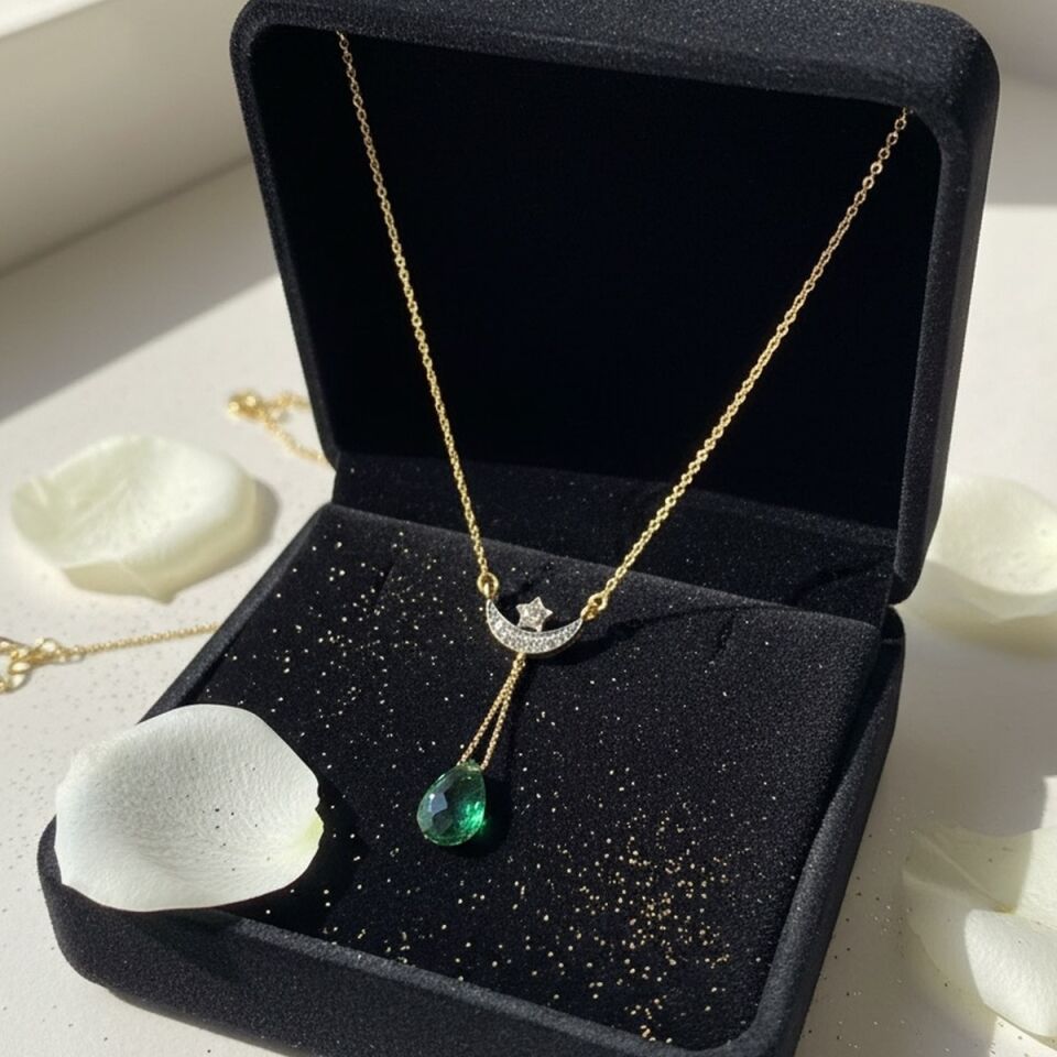 14 AYAR ÖZEL TASARIM 22 AYAR RENGİNDE YEŞİL TAŞLI AYYILDIZ DETAYLI ALTIN KOLYE