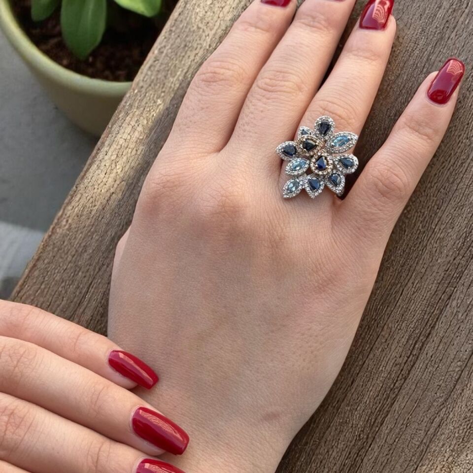 18 Ayar 1,24 Ct G Pırlanta Taşlı ,1,27 Ct Blue Topaz ve Safir Taşlı Pırlanta Yüzük