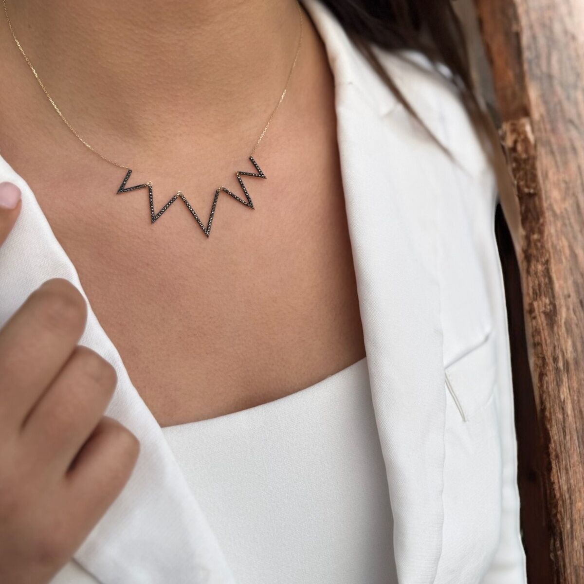 14 Ayar Siyah Taşlı Hareketli Parçalardan Oluşan Altın Kolye