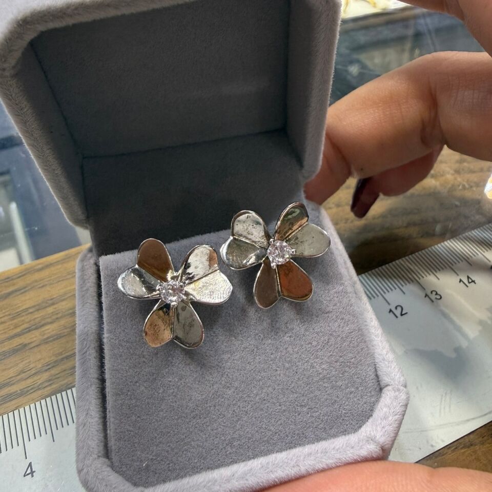 925 AYAR ORKİDE MODEL GÜMÜŞ KÜPE