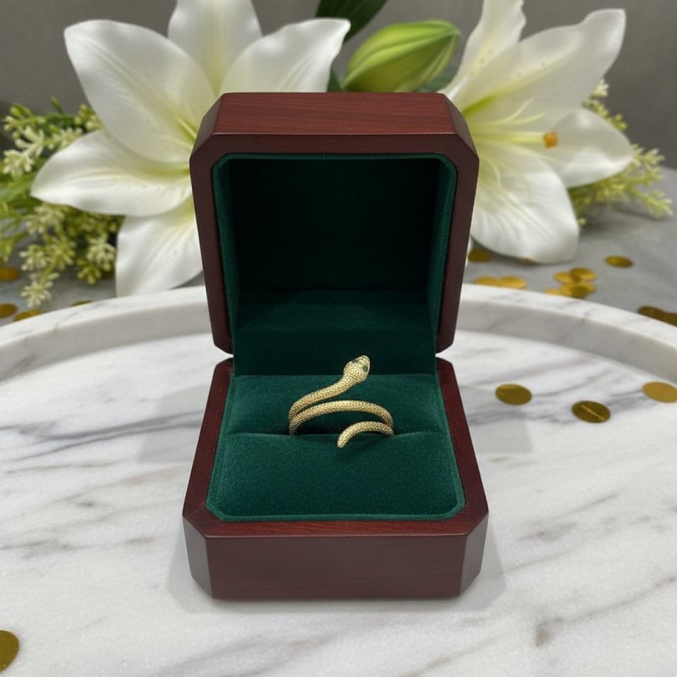 14 AYAR ÖZEL TASARIM GÖZÜ YEŞİL TAŞLI YILAN ALTIN YÜZÜK