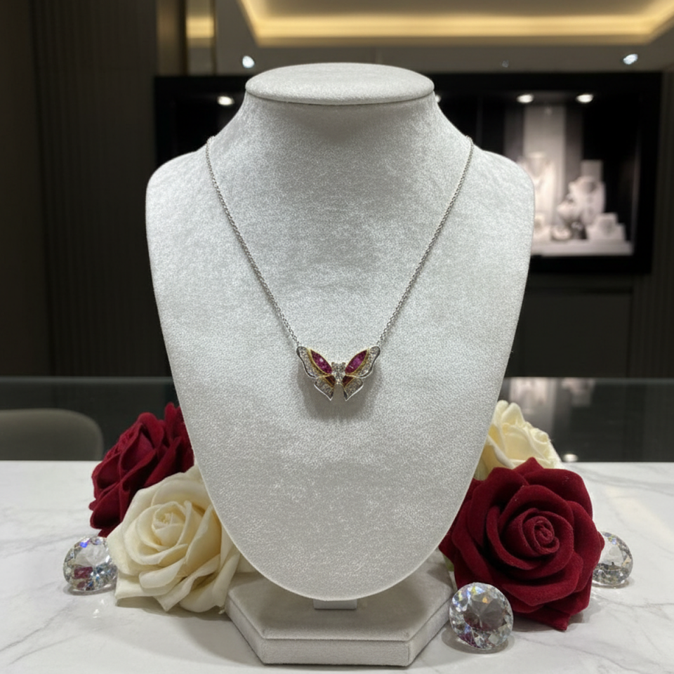 18 AYAR 0,36 CT PIRLANTA TAŞLI 0,56 CT YAKUT TAŞLI KELEBEK KOLYE