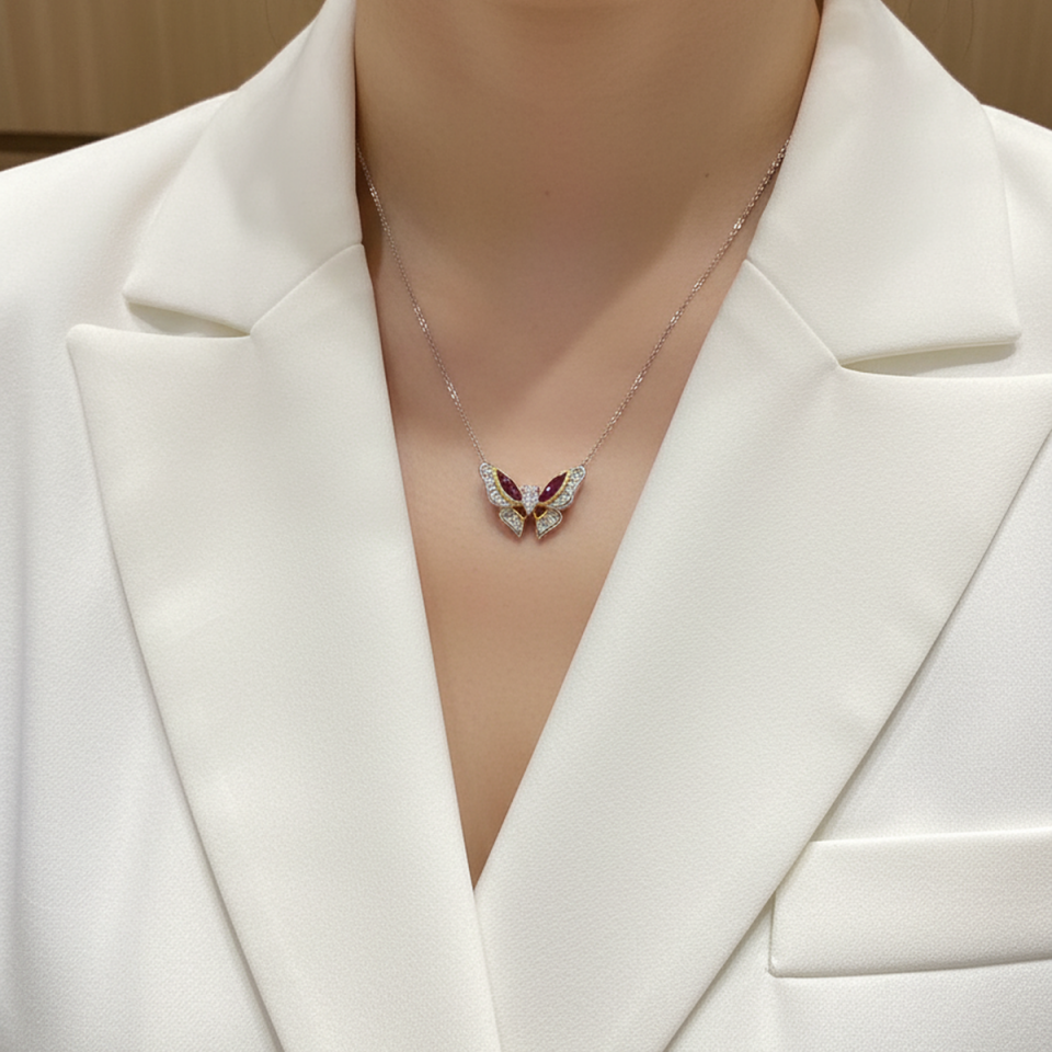 18 AYAR 0,36 CT PIRLANTA TAŞLI 0,56 CT YAKUT TAŞLI KELEBEK KOLYE