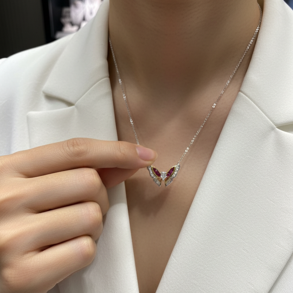 18 AYAR 0,36 CT PIRLANTA TAŞLI 0,56 CT YAKUT TAŞLI KELEBEK KOLYE