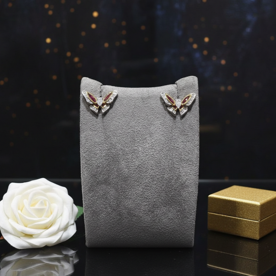 18 AYAR İTALYAN MODEL 0,71 CT PIRLANTA TAŞLI 1,24 CT YAKUT TAŞLI KELEBEK KÜPE