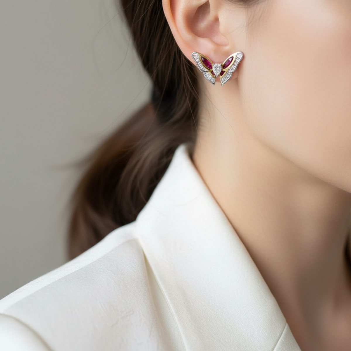 18 AYAR İTALYAN MODEL 0,71 CT PIRLANTA TAŞLI 1,24 CT YAKUT TAŞLI KELEBEK KÜPE