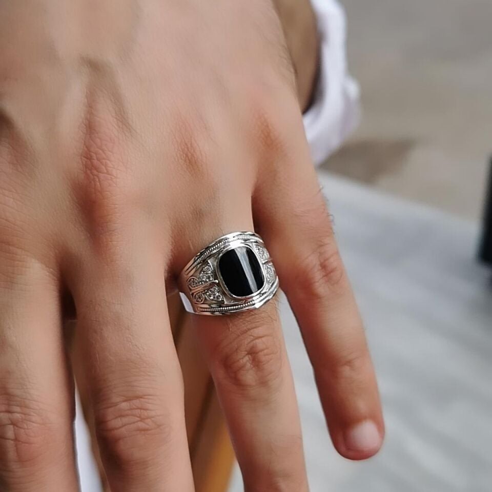 14 Ayar Özel Tasarım Italyan Siyah Oniks Taşlı Kenarları Kelebek Figürlü Beyaz Altın Yüzük