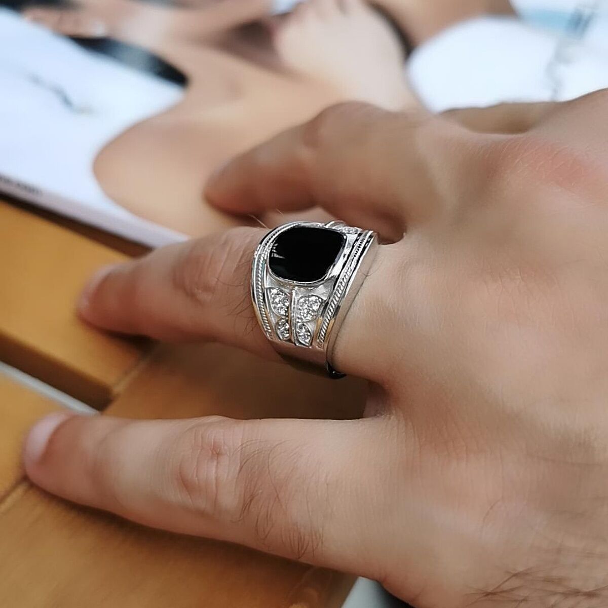 14 Ayar Özel Tasarım Italyan Siyah Oniks Taşlı Kenarları Kelebek Figürlü Beyaz Altın Yüzük