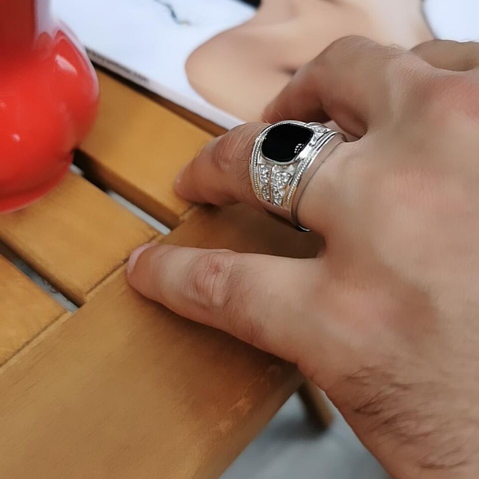 14 Ayar Özel Tasarım Italyan Siyah Oniks Taşlı Kenarları Kelebek Figürlü Beyaz Altın Yüzük