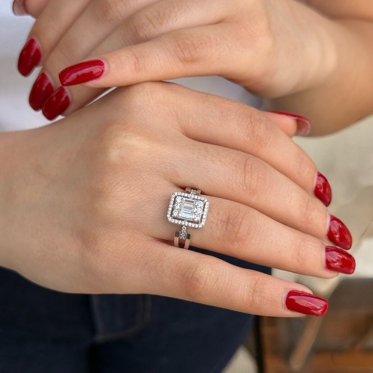 14 AYAR PIRLANTA GÖRÜNÜMLÜ BEYAZ ALTIN BAGET YÜZÜK