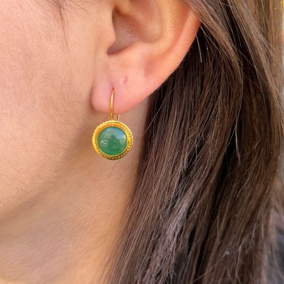 22 AYAR YUVARLAK KÖK ZÜMRÜT TAŞLI EL İŞİ ALTIN KÜPE