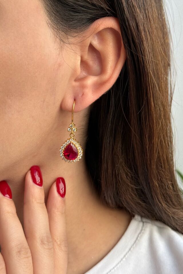 22 AYAR KIRMIZI DAMLA TAŞLI ÖZEL TASARIM SALLANTILI KÜPE