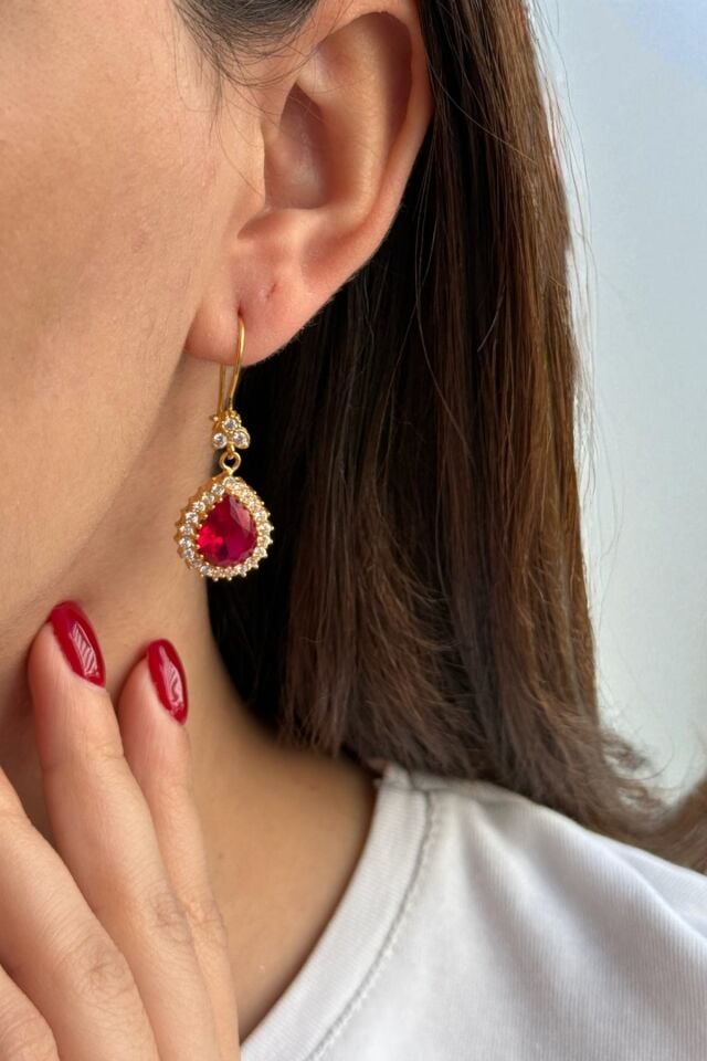 22 AYAR KIRMIZI DAMLA TAŞLI ÖZEL TASARIM SALLANTILI KÜPE