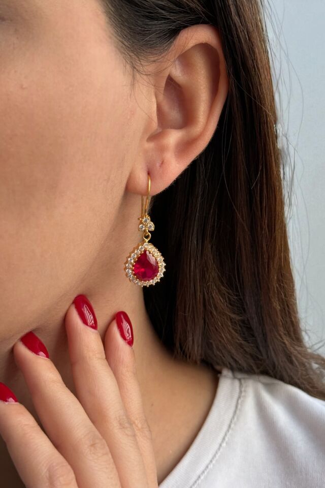 22 AYAR KIRMIZI DAMLA TAŞLI ÖZEL TASARIM SALLANTILI KÜPE