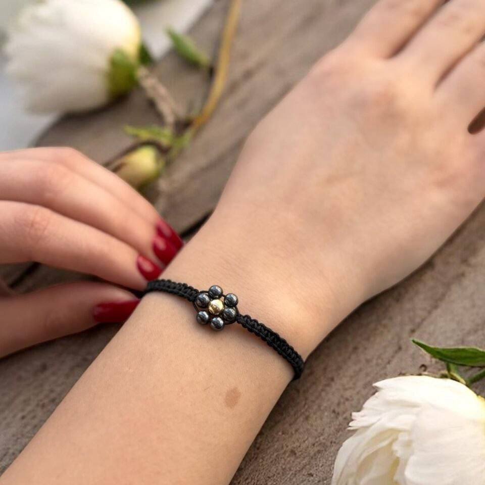 14 AYAR SİYAH İNCİ ÇİÇEKLİ ORTASINDA ALTIN TOPLU İPLİ ALTIN BİLEKLİK