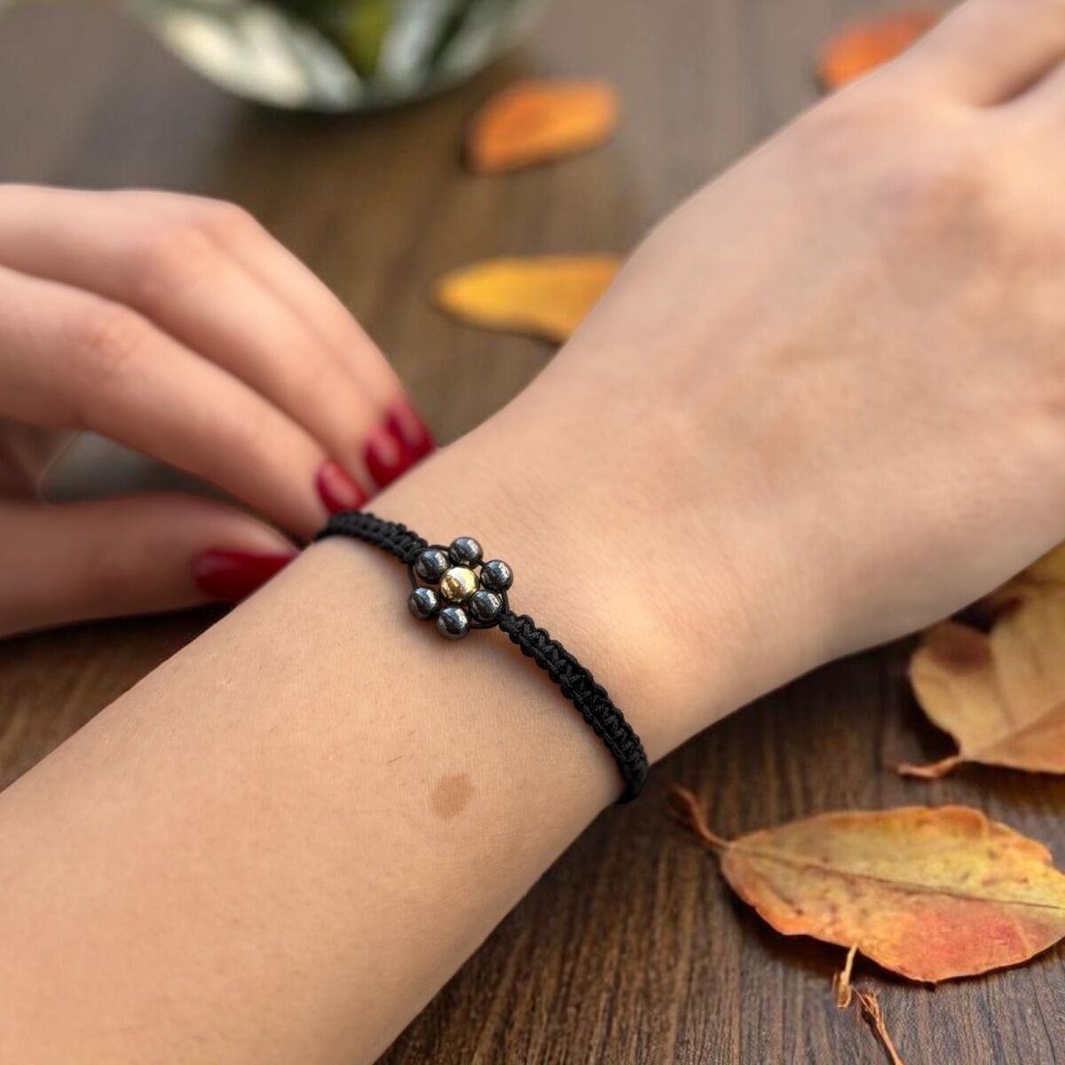 14 AYAR SİYAH İNCİ ÇİÇEKLİ ORTASINDA ALTIN TOPLU İPLİ ALTIN BİLEKLİK