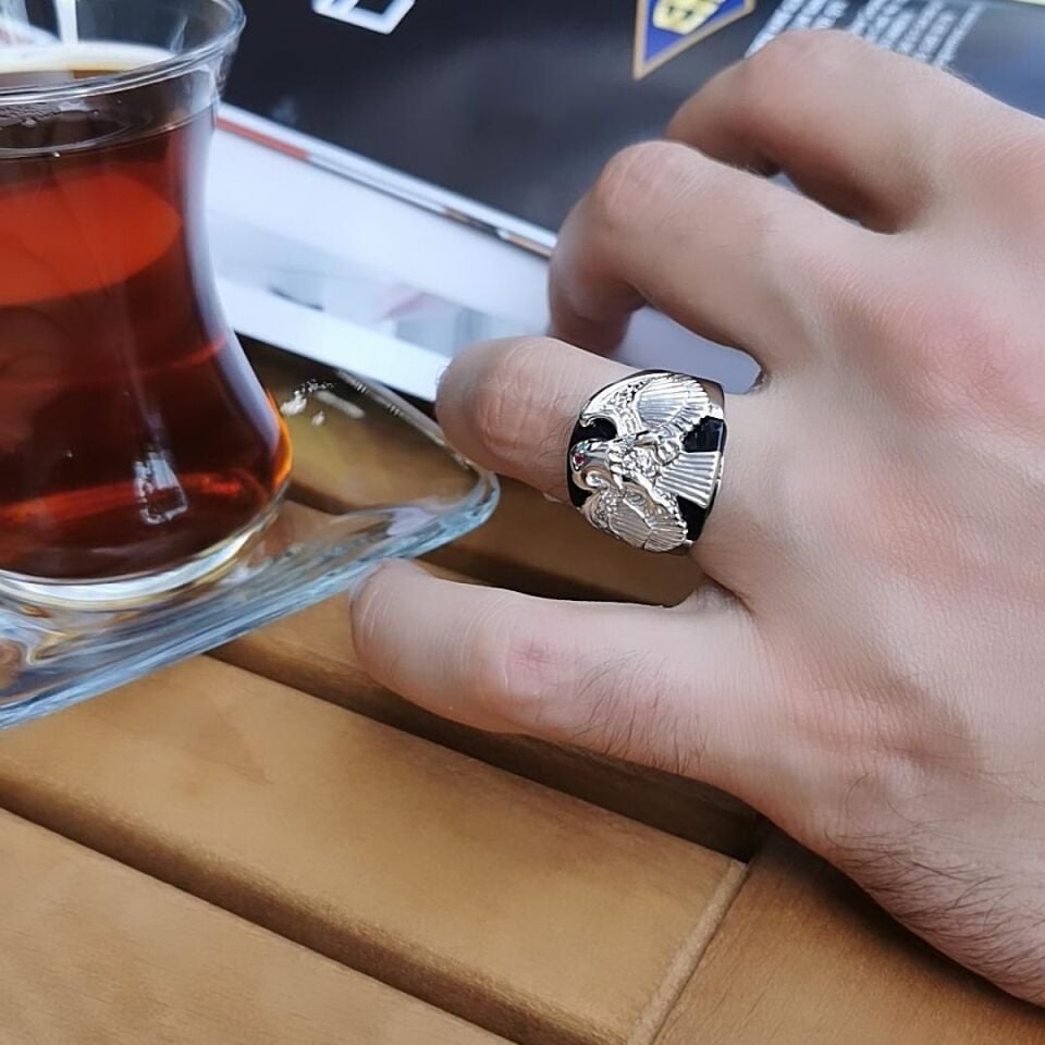 14 Ayar Özel Tasarım Siyah Oniks Taşlı Kartal Figürlü Beyaz Altın Yüzük