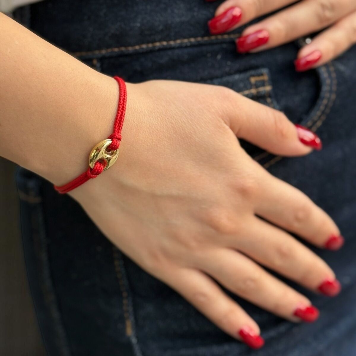 14 AYAR KIRMIZI İPLİ DÜĞME MODEL YUNUS BALIĞI CHARMLI BİLEKLİK