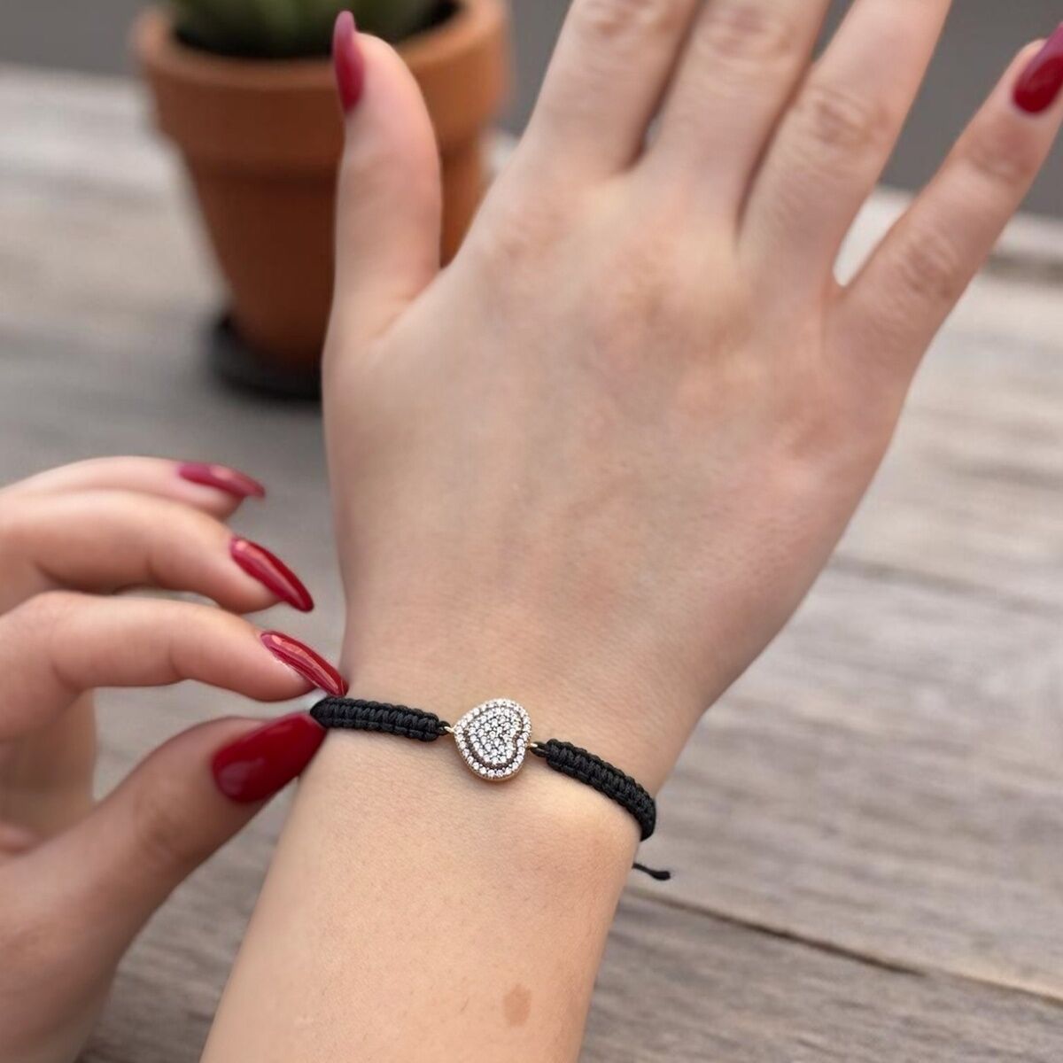 14 AYAR SİYAH İPLİ TAŞLI KALP BİLEKLİK