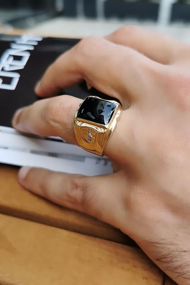 14 Ayar 0,12 Ct Pırlanta Taşlı Özel Tasarım Siyah Oniks Taşlı Altın Yüzük