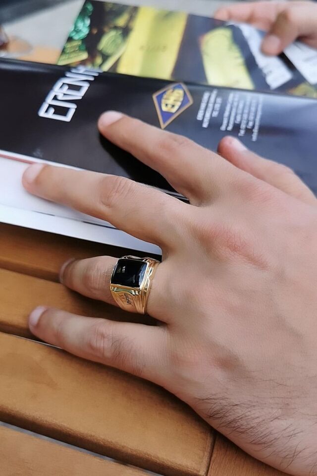14 Ayar 0,12 Ct Pırlanta Taşlı Özel Tasarım Siyah Oniks Taşlı Altın Yüzük