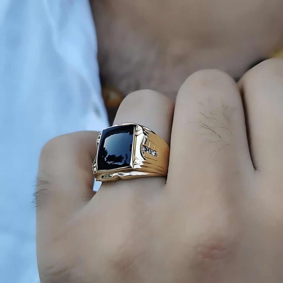 14 Ayar 0,12 Ct Pırlanta Taşlı Özel Tasarım Siyah Oniks Taşlı Altın Yüzük