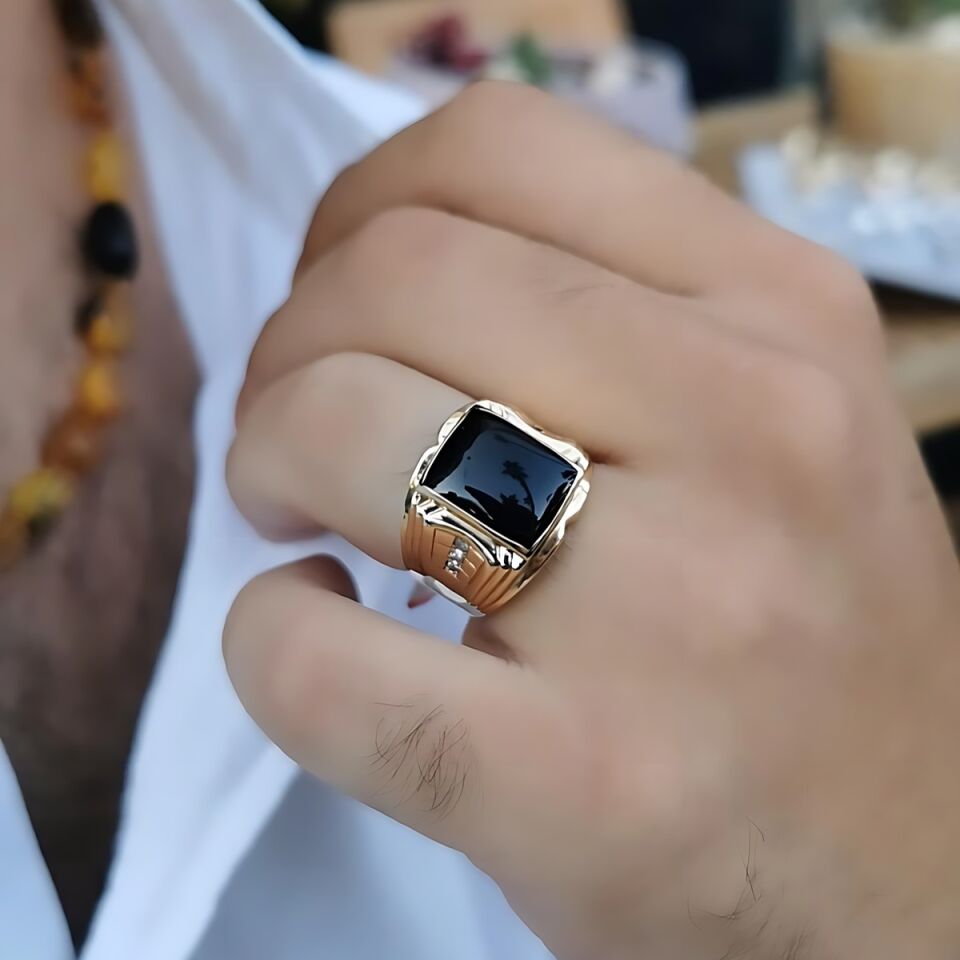 14 Ayar 0,12 Ct Pırlanta Taşlı Özel Tasarım Siyah Oniks Taşlı Altın Yüzük