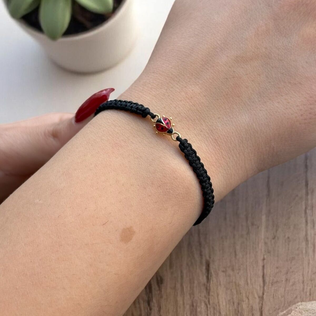 14 AYAR KIRMIZI MİNELİ SİYAH İPLİ UĞURBÖCEĞİ BİLEKLİK