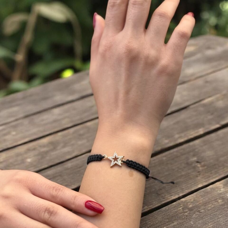 14 AYAR YILDIZ MODELİ SİYAH İPLİ ALTIN BİLEKLİK