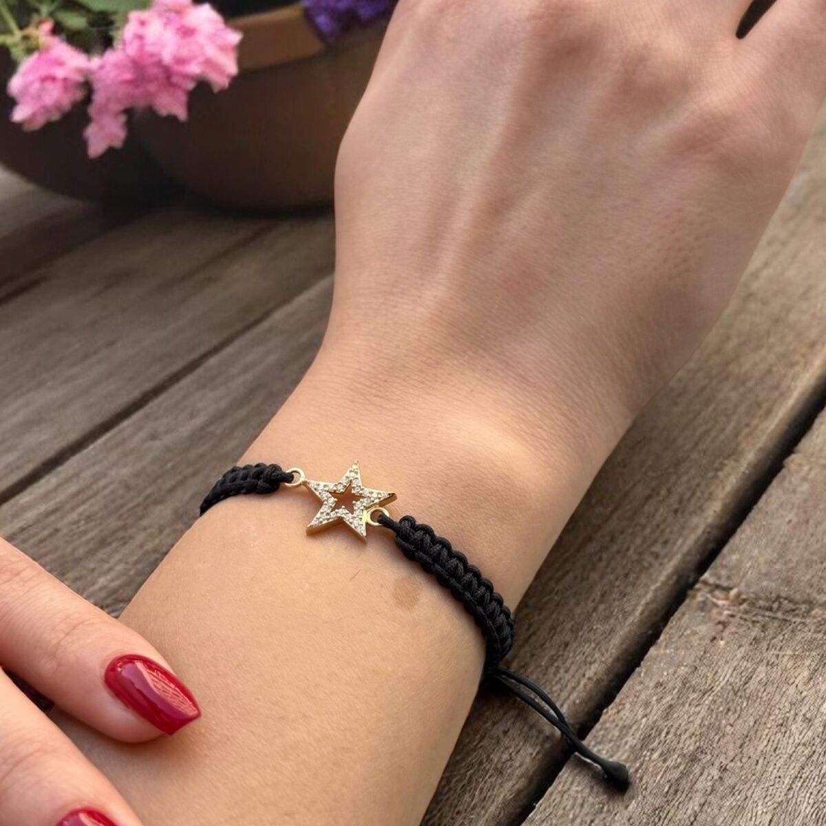 14 AYAR YILDIZ MODELİ SİYAH İPLİ ALTIN BİLEKLİK