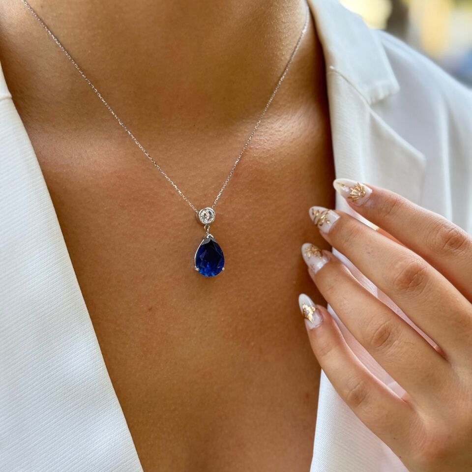 14 Ayar Kristal Safir Rengi Damla Taşlı Pırlanta Görünümlü Beyaz Altın Kolye