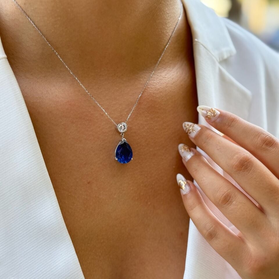 14 Ayar Kristal Safir Rengi Damla Taşlı Pırlanta Görünümlü Beyaz Altın Kolye