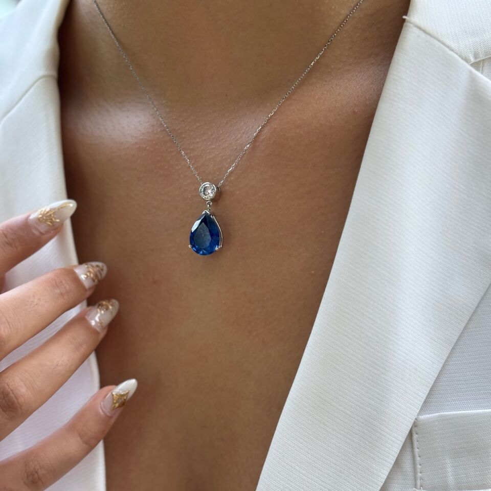 14 Ayar Kristal Safir Rengi Damla Taşlı Pırlanta Görünümlü Beyaz Altın Kolye