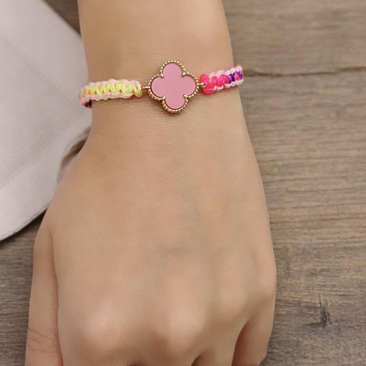 14 AYAR PEMBE TAŞLI RENKLİ İPLİ TASARIM ALTIN BİLEKLİK