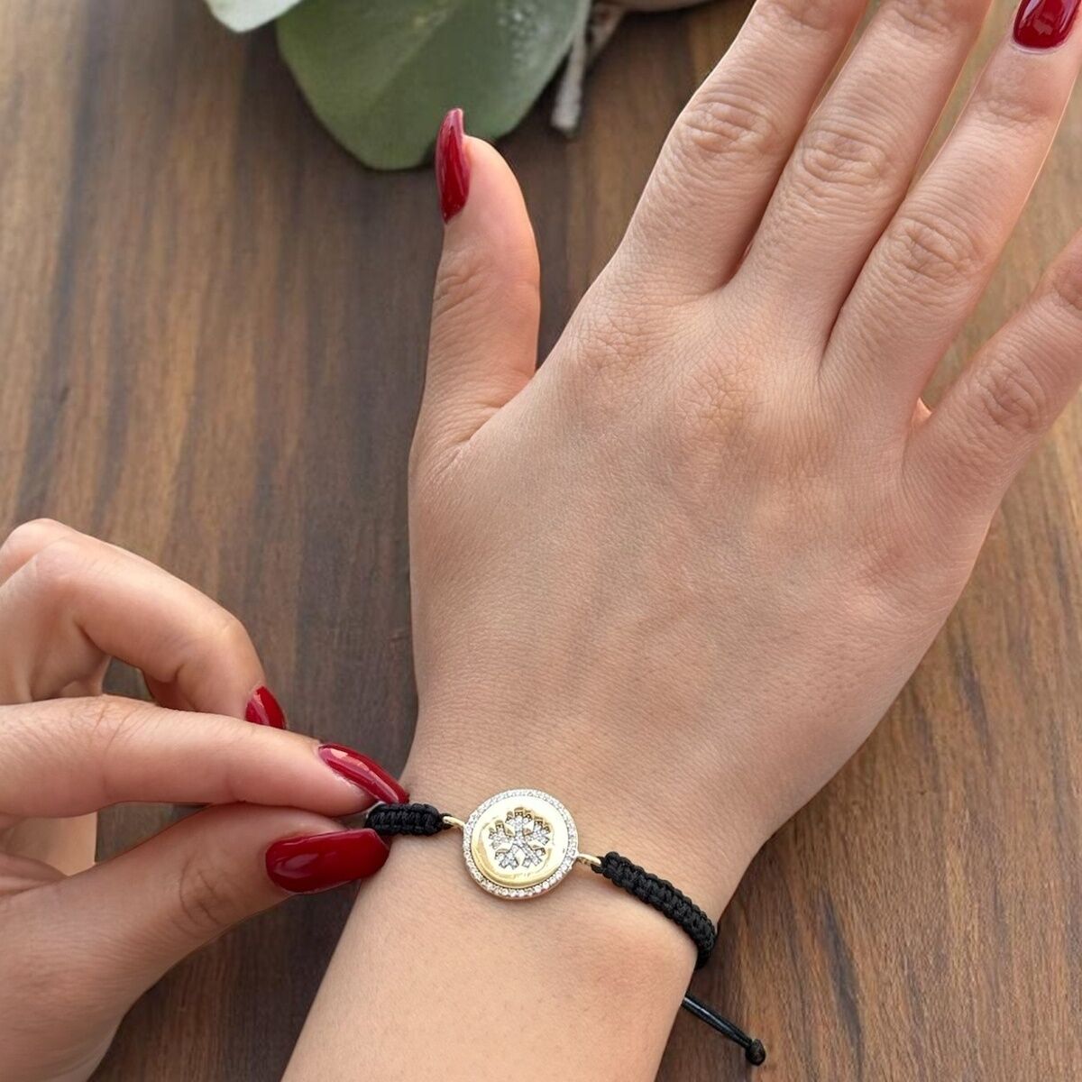 14 AYAR SİYAH İPLİ ALTIN PLAKA ÜSTÜNE TAŞLI KAR TANESİ TASARIM ALTIN BİLEKLİK