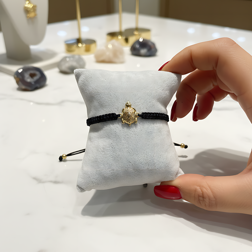 14 AYAR BOMBELİ KAPLUMBAĞA SİYAH İPLİ ATIN BİLEKLİK