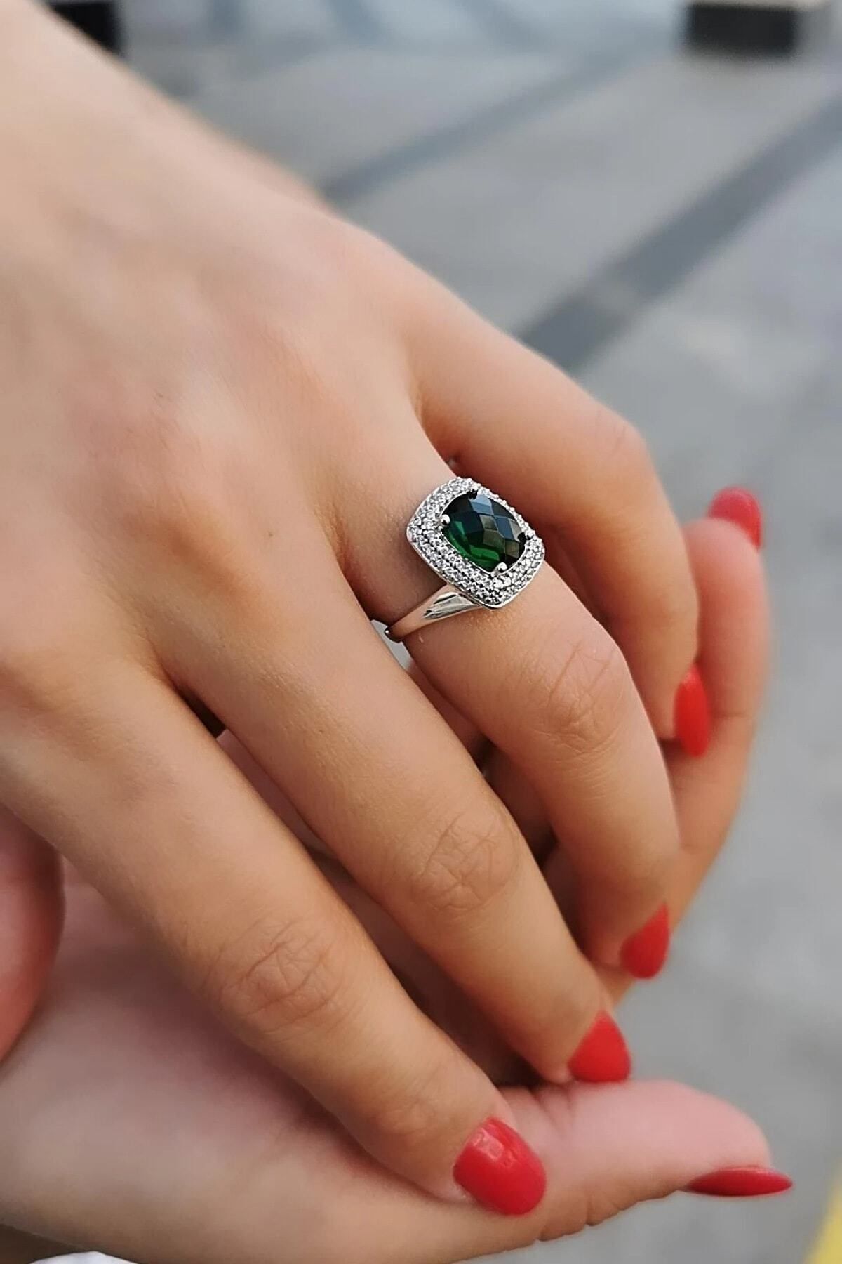 14 Ayar Yeşil Kristal Taşlı Beyaz Altın Yüzük