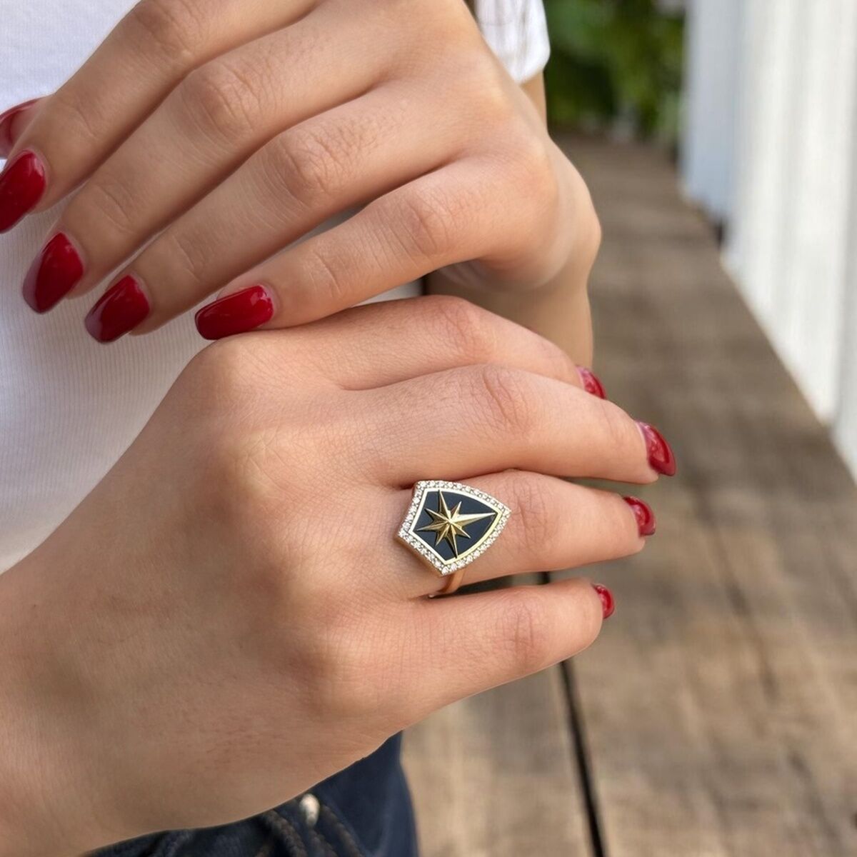 14 AYAR SİYAH MİNELİ KALKAN VE KUTUPYILDIZI TASARIM ALTIN YÜZÜK