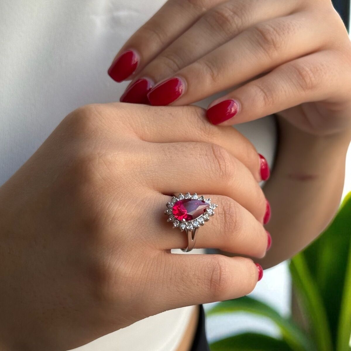 14 AYAR PIRLANTA GÖRÜNÜMLÜ KIRMIZI TAŞLI DAMLA MODEL ALTIN YÜZÜK