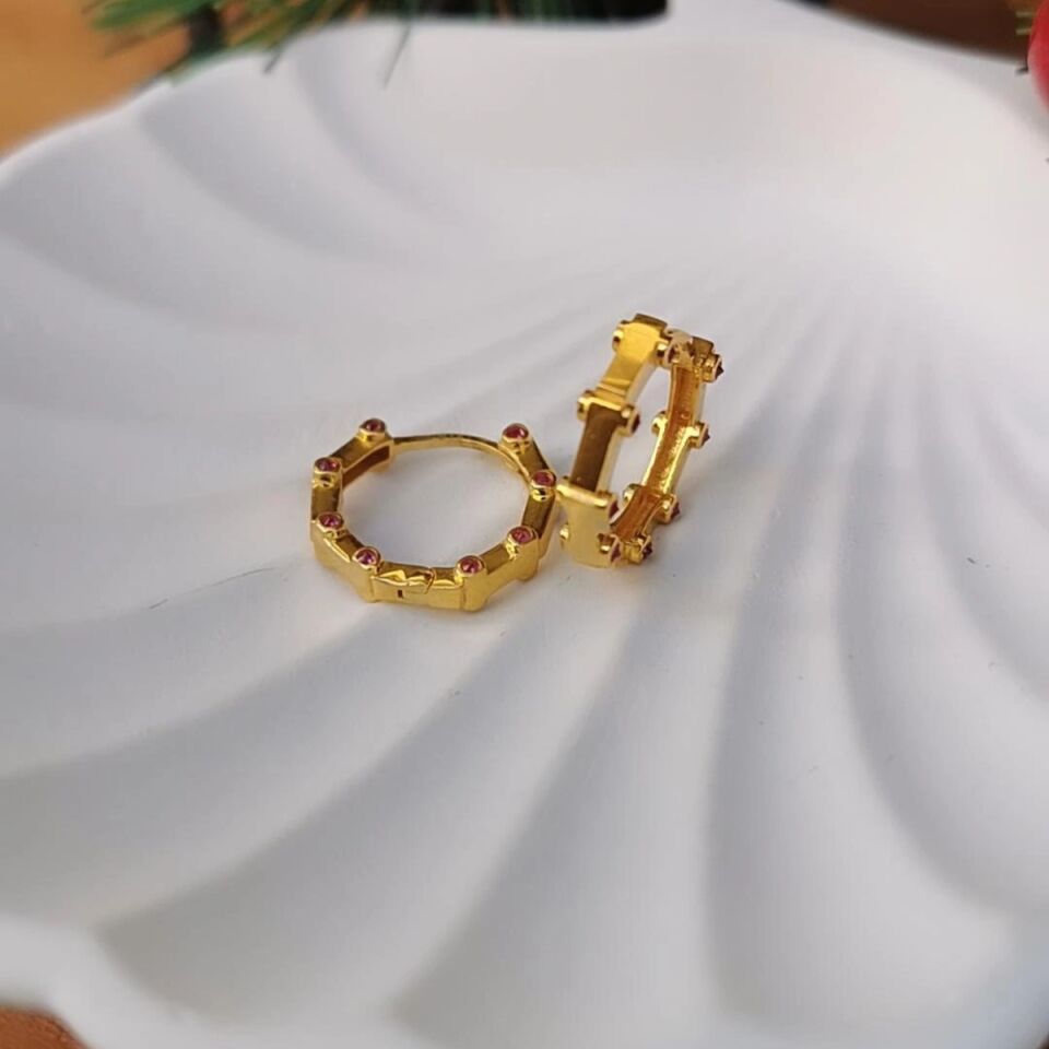 22 AYAR SEKİZGEN KENARLARI BORDO TAŞLI TASARIM ALTIN KÜPE