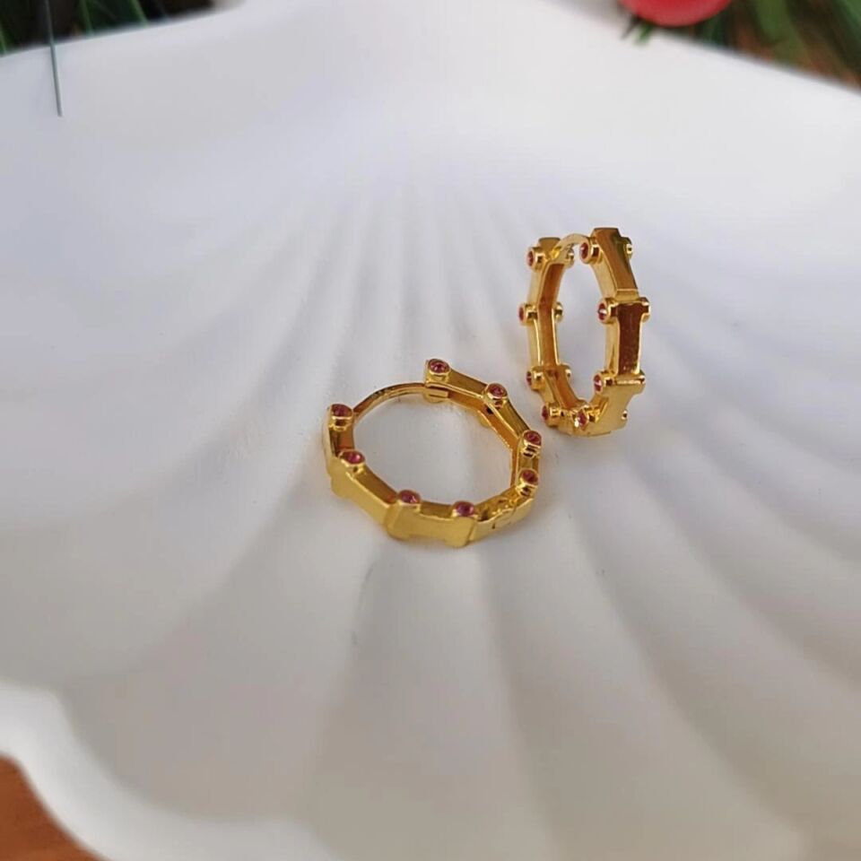 22 AYAR SEKİZGEN KENARLARI BORDO TAŞLI TASARIM ALTIN KÜPE