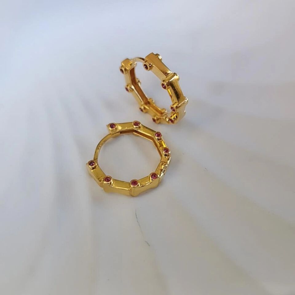 22 AYAR SEKİZGEN KENARLARI BORDO TAŞLI TASARIM ALTIN KÜPE