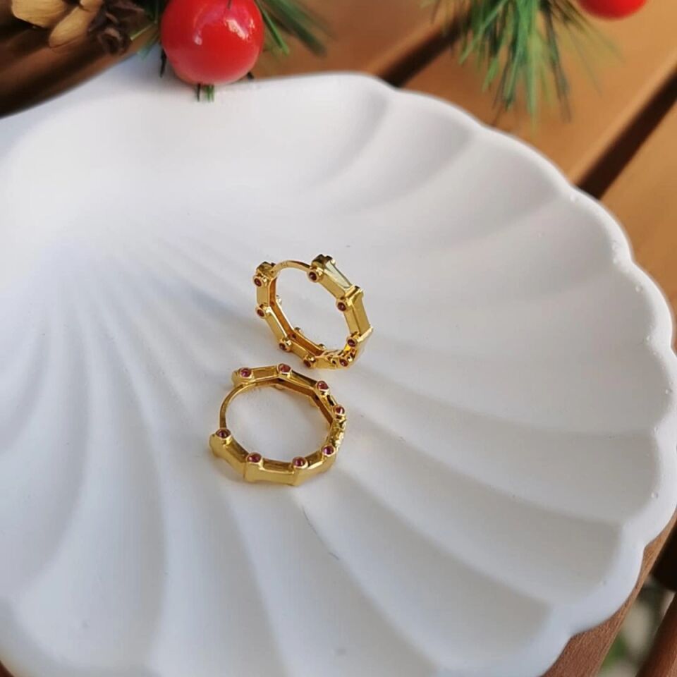 22 AYAR SEKİZGEN KENARLARI BORDO TAŞLI TASARIM ALTIN KÜPE