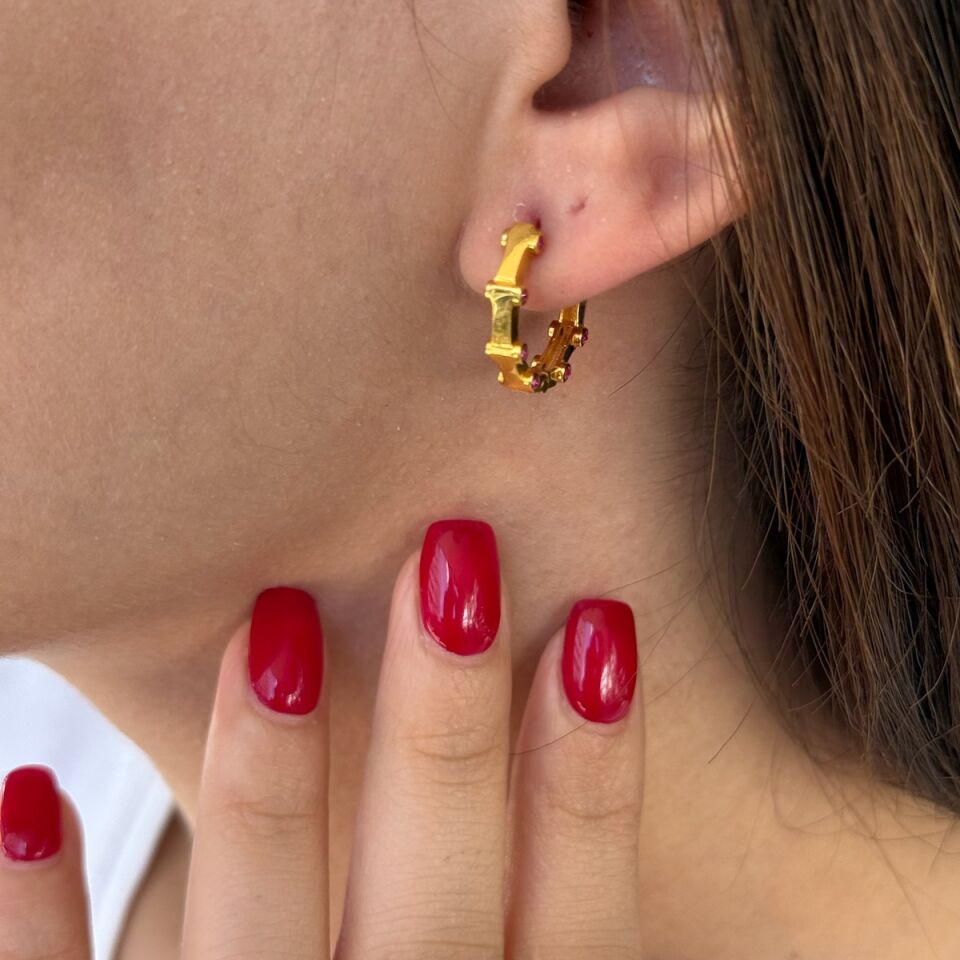 22 AYAR SEKİZGEN KENARLARI BORDO TAŞLI TASARIM ALTIN KÜPE