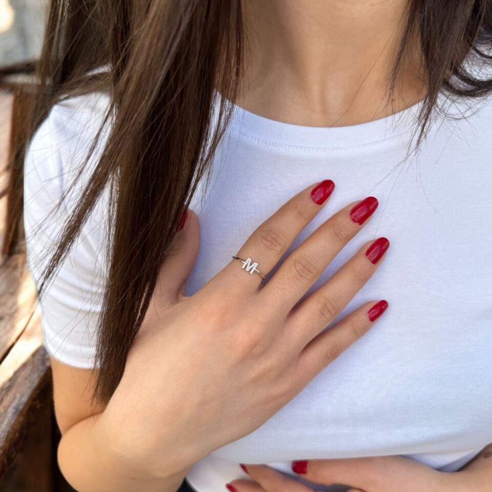 14 AYAR 0,09 CT M HARFİ PIRLANTA YÜZÜK