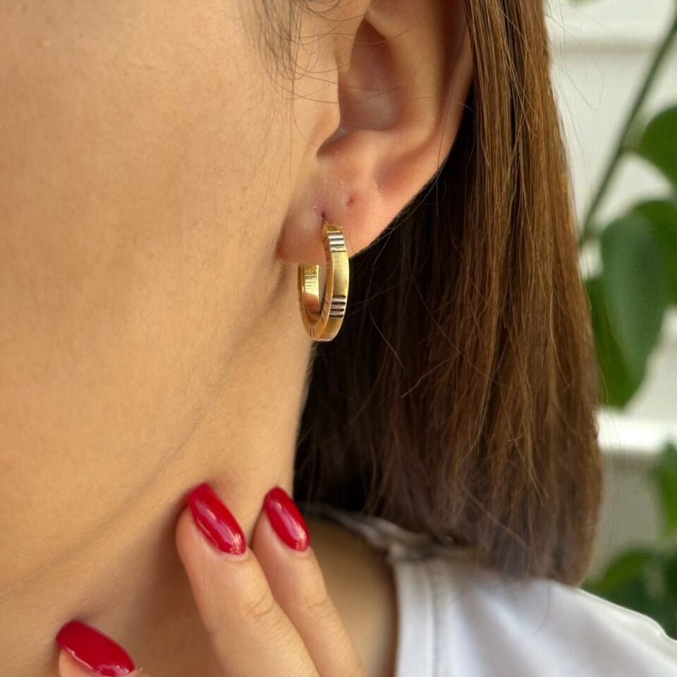 14 Ayar Beyaz Altın Çizgili Yeşil Altın Halka Küpe