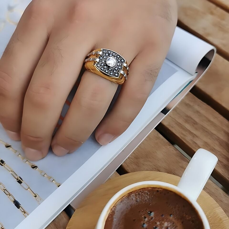 18 AYAR İTALYAN MODEL 0,50 CT ORTA PIRLANTA TAŞ, O,72 CT SİYAH PIRLANTA TAŞLI ALTIN YÜZÜK