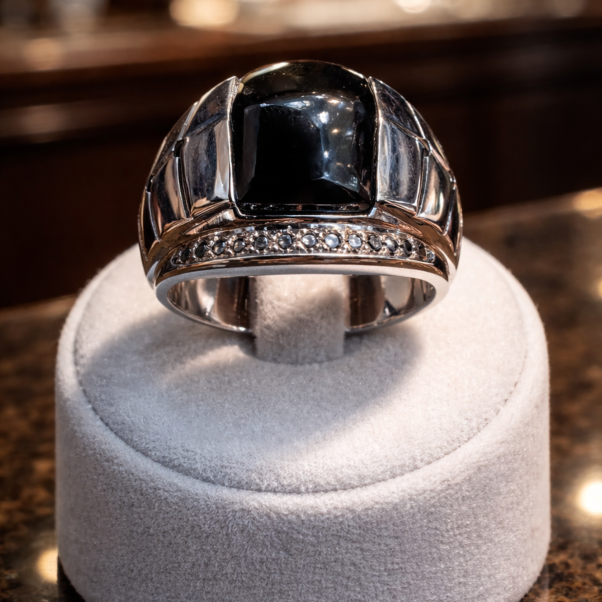 18 AYAR İTALYAN MODEL SİYAH ONİKS TAŞLI  VE SİYAH PIRLANTA TAŞLI BEYAZ ALTIN YÜZÜK