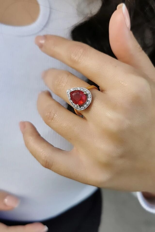 18 AYAR 0,34 CT PIRLANTA TAŞLI 3,84 CT YAKUT TAŞLI DAMLA MODEL PIRLANTA YÜZÜK 18